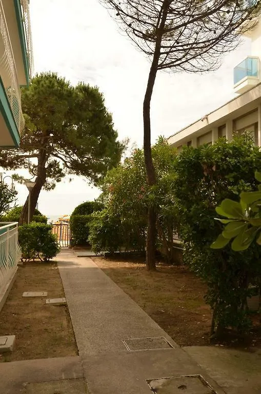 Piccolo Moderno Appartamento Sulla Spiaggia In Centro 利多迪迪耶索洛 意大利