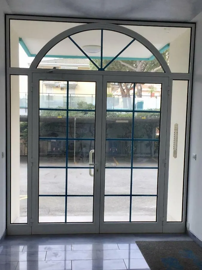Piccolo Moderno Appartamento Sulla Spiaggia In Centro Lido di Jesolo Apartment