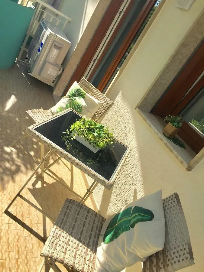 Piccolo Moderno Appartamento Sulla Spiaggia In Centro Lido di Jesolo Apartment
